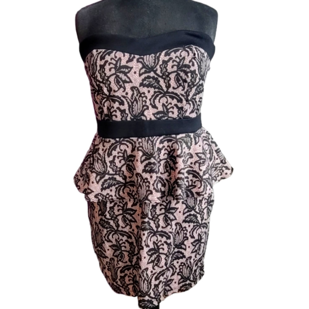Strapless lace pattern dress